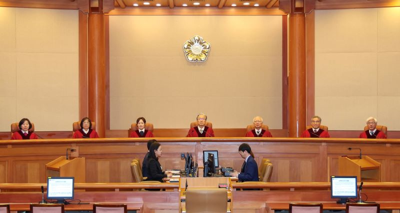 김형두 헌법재판소장 권한대행과 헌법재판관들이 지난 달 29일 오후 서울 종로구 헌법재판소 대심판정에서 열린 5월 심판사건 선고에 참석하고 있다. 왼쪽부터 정계선, 김복형, 정정미, 김 권한대행, 정형식, 조한창, 마은혁 헌법재판관. 뉴시스