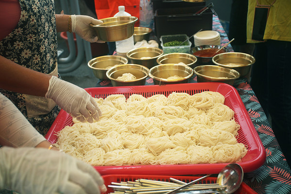 새참으로 준비된 열무국수, 콩물국수, 부침개, 두부김치. 콩물과 두부는 지역업체 월출산농협이 만들었다. 신선한 제품을 제공하기 위해 조합원들이 새벽 2시에 공장에 나와 작업을 했다고 한다. 이날 월출산농협에서는 참가자 전원에서 캔콩물을 선물로 제공했다.