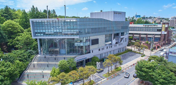 빛고을시민문화관과 빛고을아트스페이스. 광주문화재단 제공.