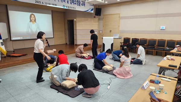 보성군보건소 교육 참석자들이 심폐소생술 실습을 진행하고 있다. 보성군 제공.