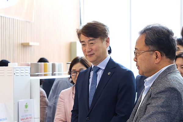                   리유카페를 둘러보고 있는 김영우 영산강유역환경청장과 김이강 서구청장