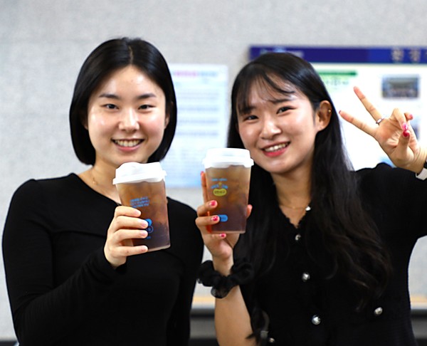        텀블러 사용과 다회용컵 사용으로 건강한 지구환경을 만드는데 힘을 보태겠다는 환경청 직원들