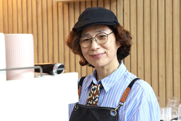                                                 카페 '리유' 시니어바리스타 강영희 씨