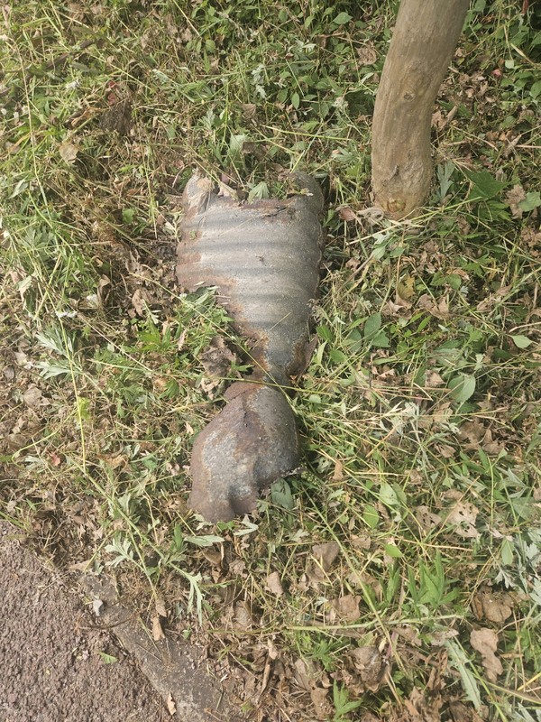 자동차에서 떨어져 나온 쇠조각