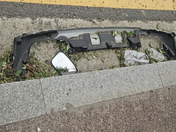 자동차 범버 잔재물