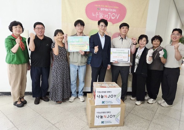 한국도로교통공단 전남운전면허시험장 임직원들의 공유해보!쇼! 동참 모습.