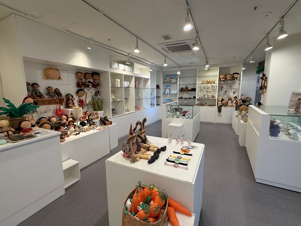 금남로 지하상가 우수공예품 판매장 내부. 광주디자인진흥원 제공.