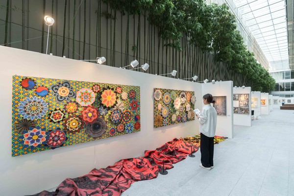 국립아시아문화전당 대나무 정원에서 개최되고 있는 광주예술고등학교 협력전 ‘잇-다’ 전시 전경. ACC 제공.