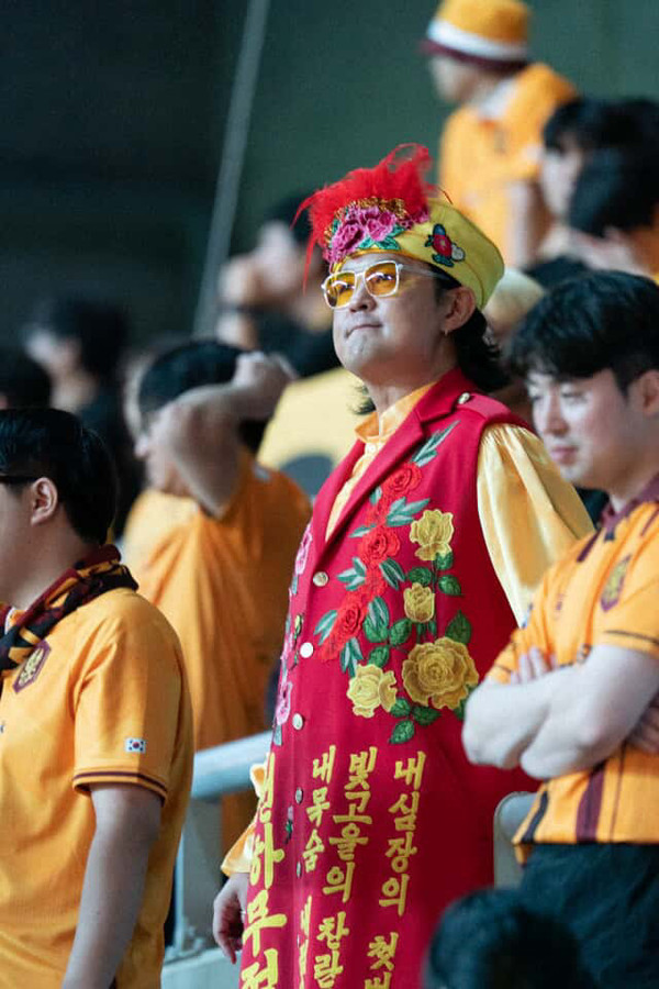 광주FC 응원전에 나선 그룹 노라조 멤버 조빈 씨. 배드로 작가 제공.