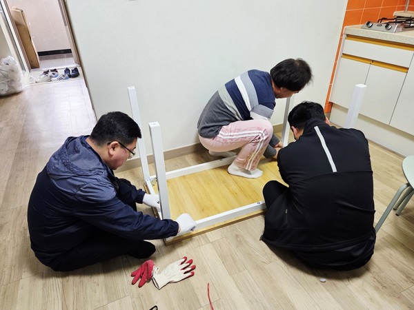 중학교 1학년 김모 군 가정의 가구를 지원하기 위해 조립하고 있는 모습.