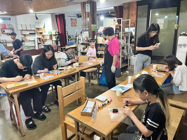 커피찌꺼기(커피박)로 만든 키링만들기 체험하는 모습.