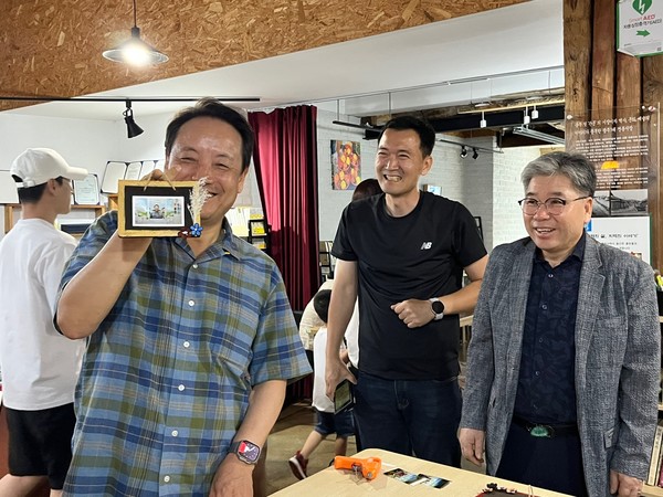 임택 동구청장이 체험행사장에 방문했다. 왼쪽 임택 동구청장, 오른쪽 김선구 관장.