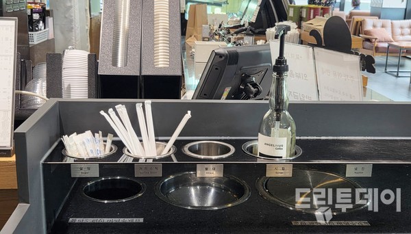 종이빨대를 제공하고 있는 광주지역 한 대형프랜차이즈 카페.