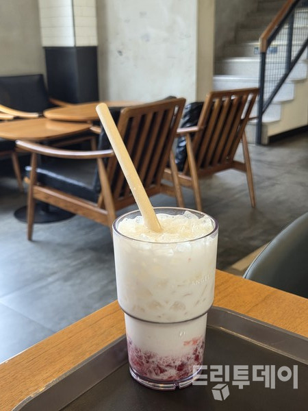 종이빨대를 사용하고 있는 광주지역 한 대형프랜차이즈 카페.