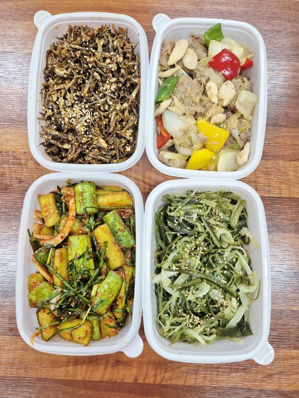 하하 문화 회원들이 정성스럽게 만들어 준 반찬.