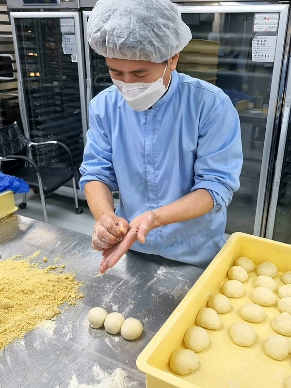 빵 만드는 모습.