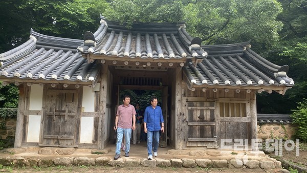 백운동원림의 삼문.