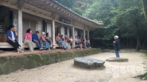 다산초당의 해설을 듣는 율곡연구원 답사반.
