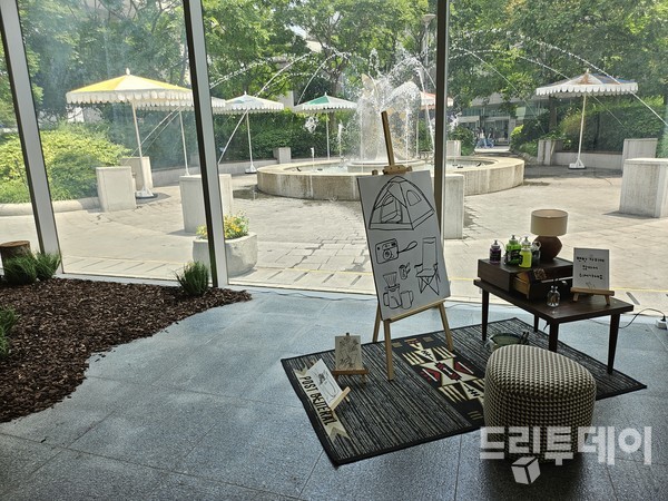 ACC ‘뉴스 뮤지엄(N:NEWS)’에서 열리고 있는 ‘작전명: 쓸모찾기 SEASON2’ 전시 중 ‘취미의 쓸모’ 구역에 마련된 그림 그리기 공간.