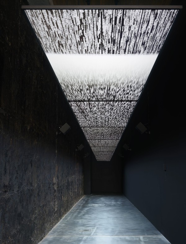 료지 이케다(Ryoji Ikeda), ‘data.flux [n˚2] (2025)’ Photo by Takeshi Asano.