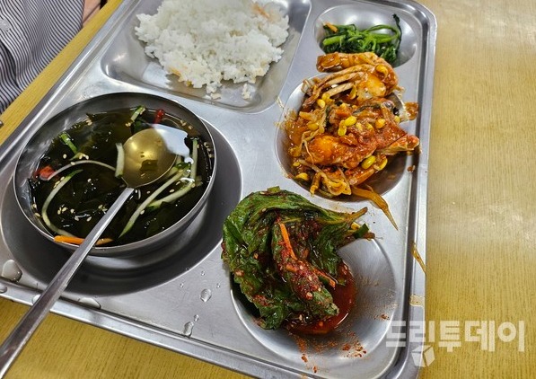 9일 광주 한 시내버스 기종점 식당의 식단. 오이냉국과 꽃게미더덕콩나물찜, 깻잎지 등이 나왔다.