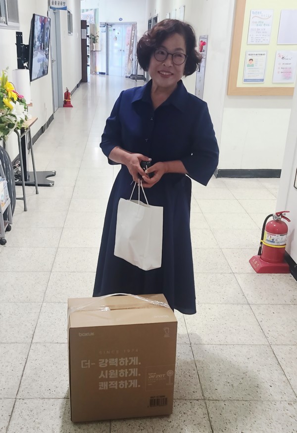 선풍기를 기부하기 위해 광주재능기부센터를 찾은 장성 분향 토마토 정봉임 대표.