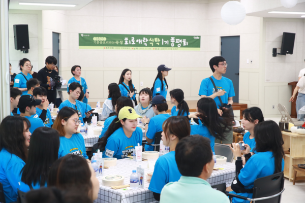 품평회에 참여한 수강생과 청년 참여자들이 도시락을 함께 나누고 있다.