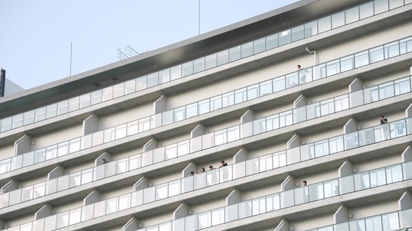 호텔 발코니에서 경기를 관람하는 팬들.