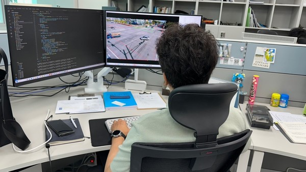 입주기업 아이큐온 관계자가 실시간 도로 현황을 확인 가능한 프로그램을 개발하고 있다. 사진=광주창조경제혁신센터 제공.