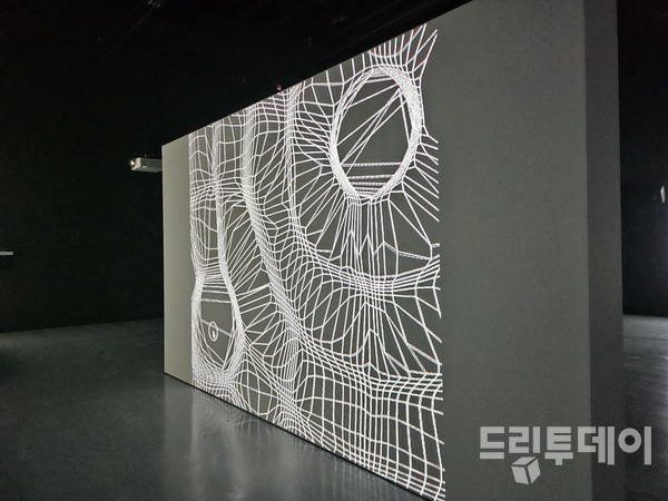 광주미디어아트플랫폼(G.MAP)의 ‘코드, 하나의 캔버스: AI 시대의 창의적인 그래픽’ 전시 작품.