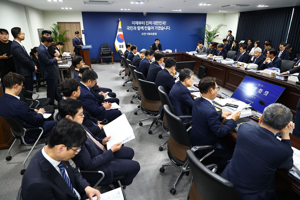새 정부 국정기획위원회 전체회의. 이재명 정부의 100대 국정과제를 정리, 과제별로 추진 시점과 목표 등을 정해 ‘국정운영 5개년 계획’을 마련한다. 뉴시스