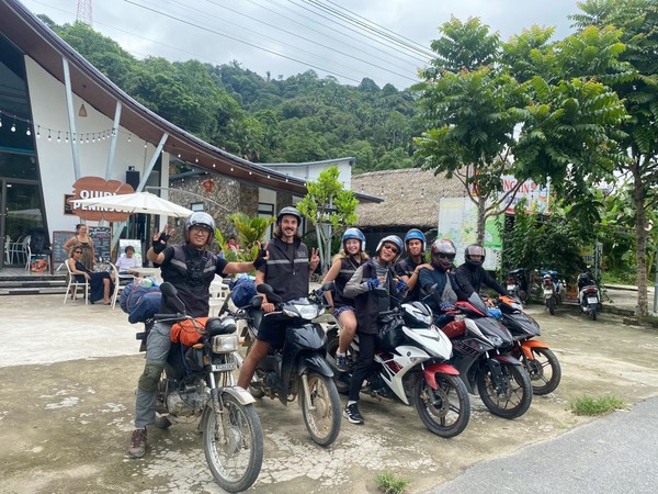 하장에서 만난 외국인라이더들과 함께 (맨 왼쪽 노마디스트).