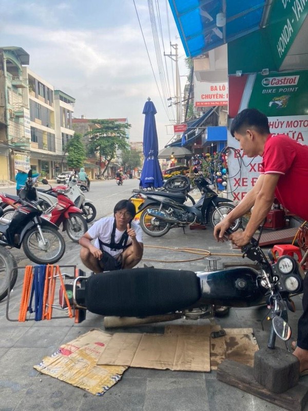베트남 어딘가에서 고장나버린 오토바이 수리중.