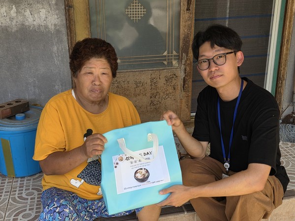 이날 복날 키트가 전달되는 가정으로는 인애종합사회복지관 이용 독거 어르신을 포함한 지역사회 내 다양한 취약계층 이웃주민 60가정이다.
