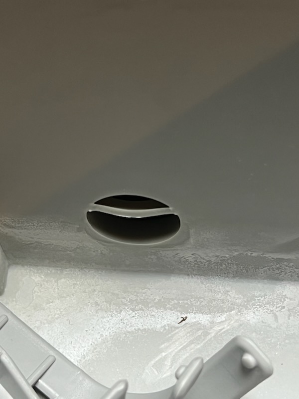 젖병 세척기 내부에 발견된 흰색 분말. 피해자 모임 제공