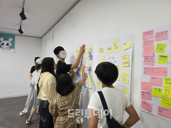 청소년 주도 자치활동에 참여중인 서구청소년구정참여단원들.