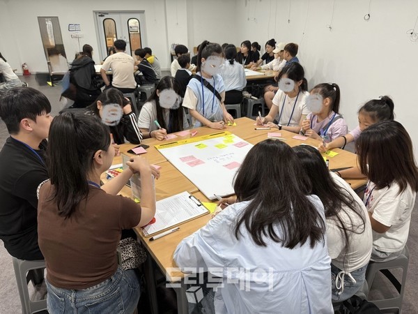 청소년 주도 자치활동에 참여중인 서구청소년구정참여단원들.