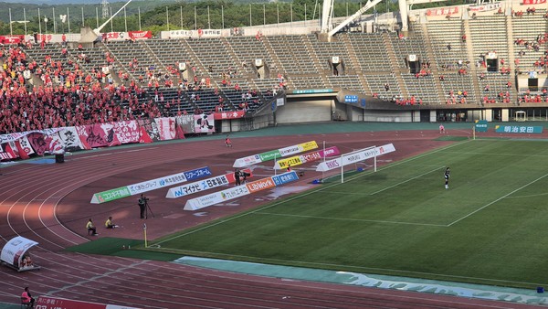 객석과 경기장 양 방향으로 광고 보드가 설치돼 있다.