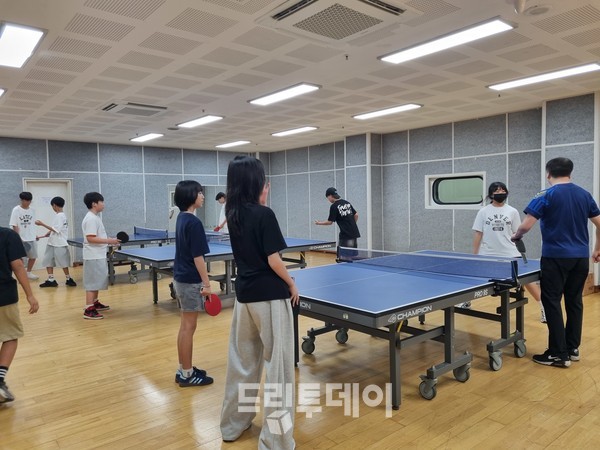 탁구 프로그램에 참여하고 있는 청소년들