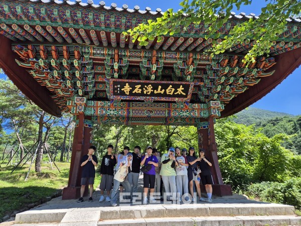 파라미타 캠프 활동을 하고 있는 청소년들