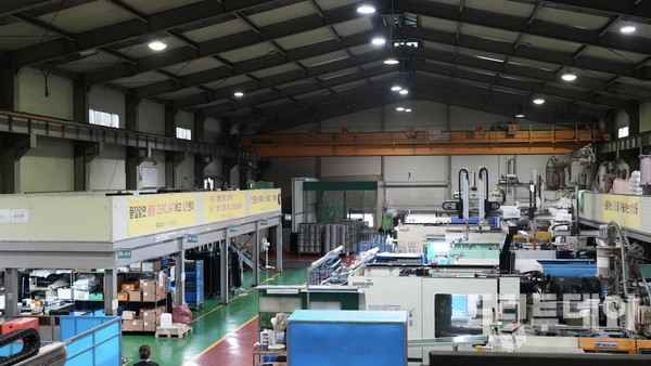 야간 작업을 위해 불 켜진 광주의 한 산단 입주 공장 내부.