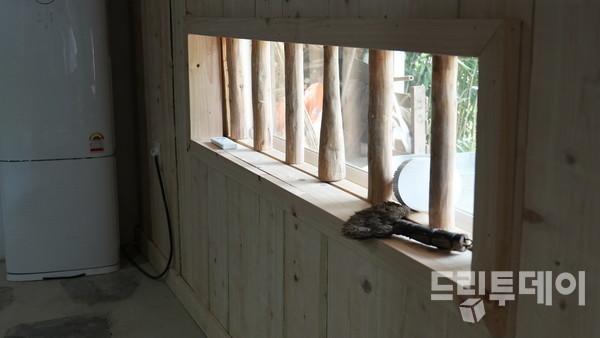 소가 머리를 내밀어 밖을 봤을 울타리가 남아있다.