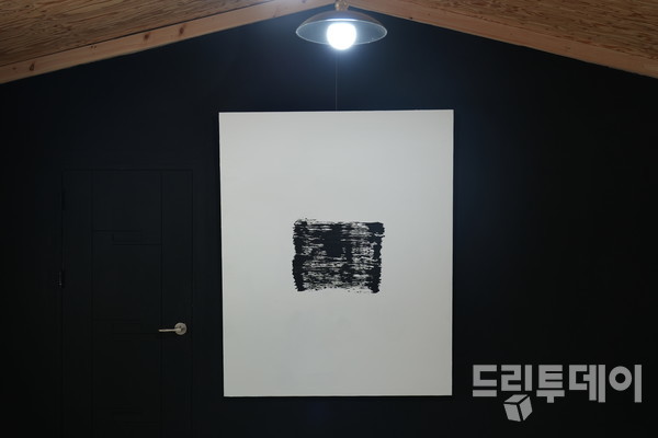 변동해(72) 씨가 이번 외양간스페이스를 열며 그린 그림.