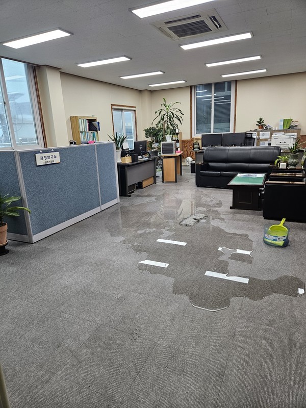 공장 사무실 비가 새어 바닥에 물이 차고 있는 모습. 건물주 제공