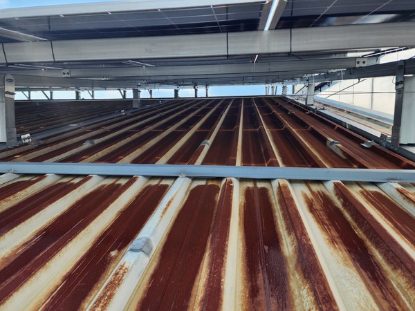 지붕 위 철판 붉은 띠의 녹이 번져 있는 상태. 일관되지 않은 자재 두께도 문제로 지적됐다. 건물주 제공