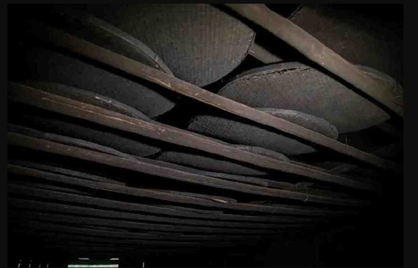 소종홍차 훈배실(熏焙室): 다른 이름으로는 청루(靑樓)라고도 한다. 소나무 장작을 피워 탄량(攤晾), 위조, 홍배 등을 위한 공간이었다. 청루는 모두 3층으로 이루어져 있으며, 바닥층에는 아궁이에서 소나무를 연소, 연도(煙道)를 통해 윗층으로 연기와 열기를 공급해 주는 공간이다. 1층은 홍배실이며, 대나무 체 위에 찻잎을 채워 천정의 홍배 시렁위에 올려 훈배를 진행한다. 사진은 2층의 완충층(緩衝層)으로, 사진 건너편에 보이는 나무로 만든 창문을 여닫음으로써 청루의 온도를 조절한다. 3층은 위조실이고, 대나무 멍석 위에 차청을 고르게 펴서 위조를 진행한다.