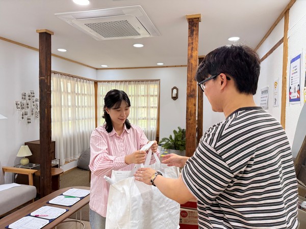 홍보물품을 전달해주는 이한샘 팀장.