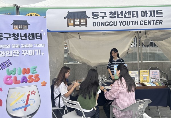 홍보부스 운영중인 이한샘 팀장.