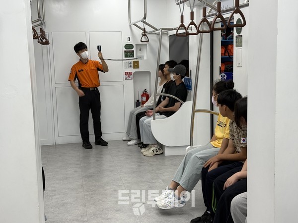 빛고을 국민안전체험관 안전체험에 참여하고 있는 청소년들