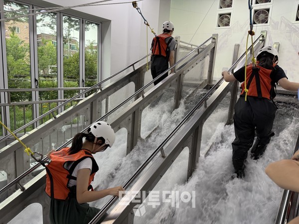 빛고을 국민안전체험관 안전체험에 참여하고 있는 청소년들